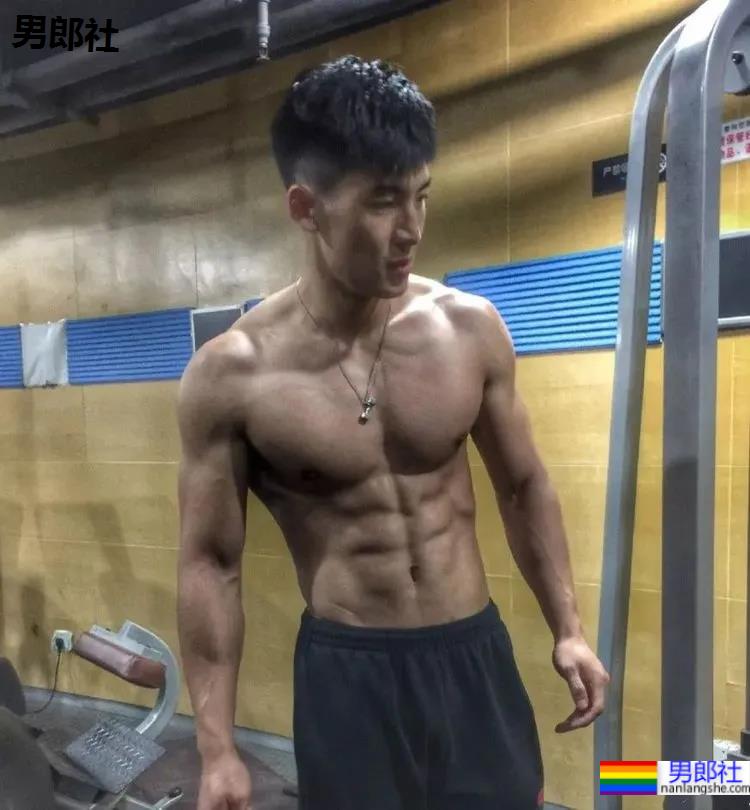 被谢梓秋拍过的北体校草最新荷尔蒙大片，190CM长腿腹肌体育生，馋了！ - 51虹马