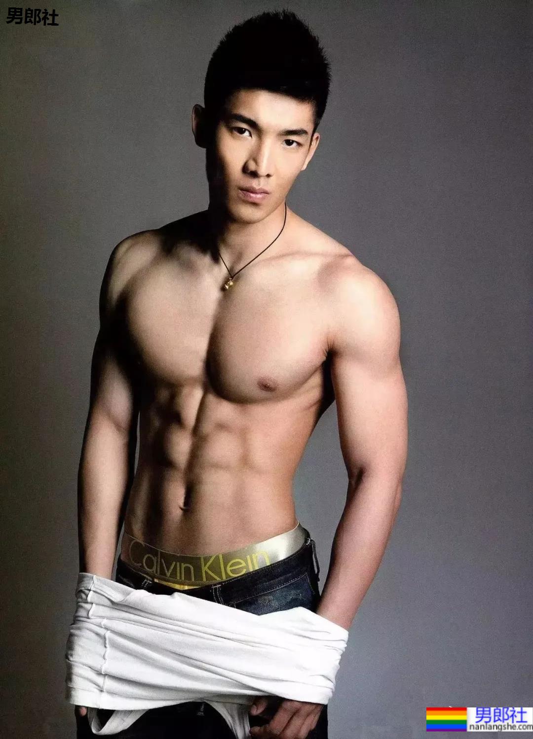 被谢梓秋拍过的北体校草最新荷尔蒙大片，190CM长腿腹肌体育生，馋了！ - 51虹马