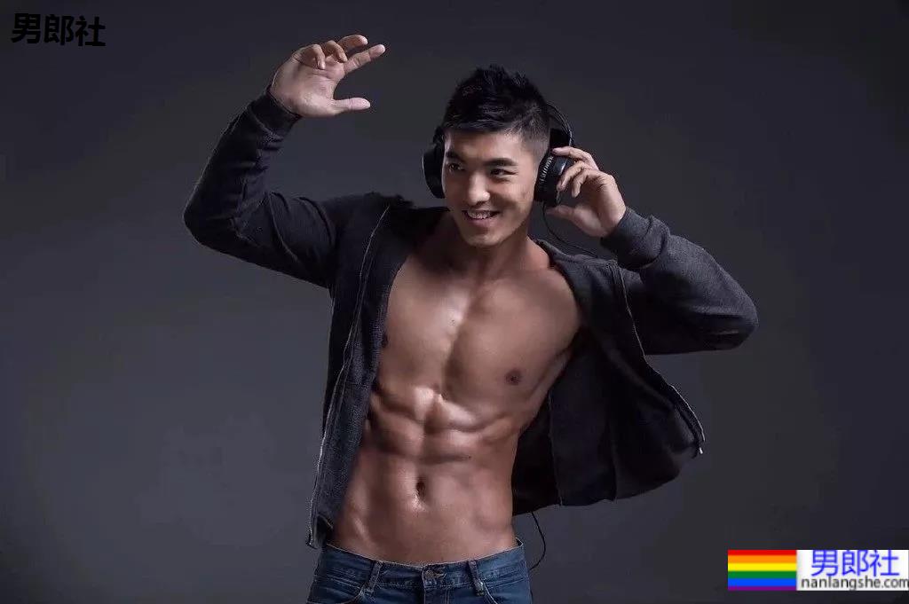 被谢梓秋拍过的北体校草最新荷尔蒙大片，190CM长腿腹肌体育生，馋了！ - 51虹马