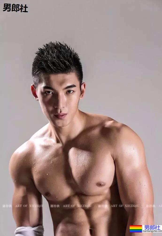 被谢梓秋拍过的北体校草最新荷尔蒙大片，190CM长腿腹肌体育生，馋了！ - 51虹马