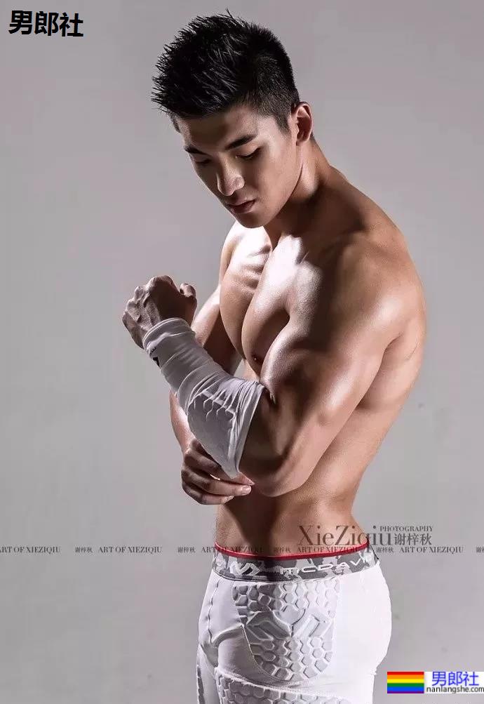 被谢梓秋拍过的北体校草最新荷尔蒙大片，190CM长腿腹肌体育生，馋了！ - 51虹马