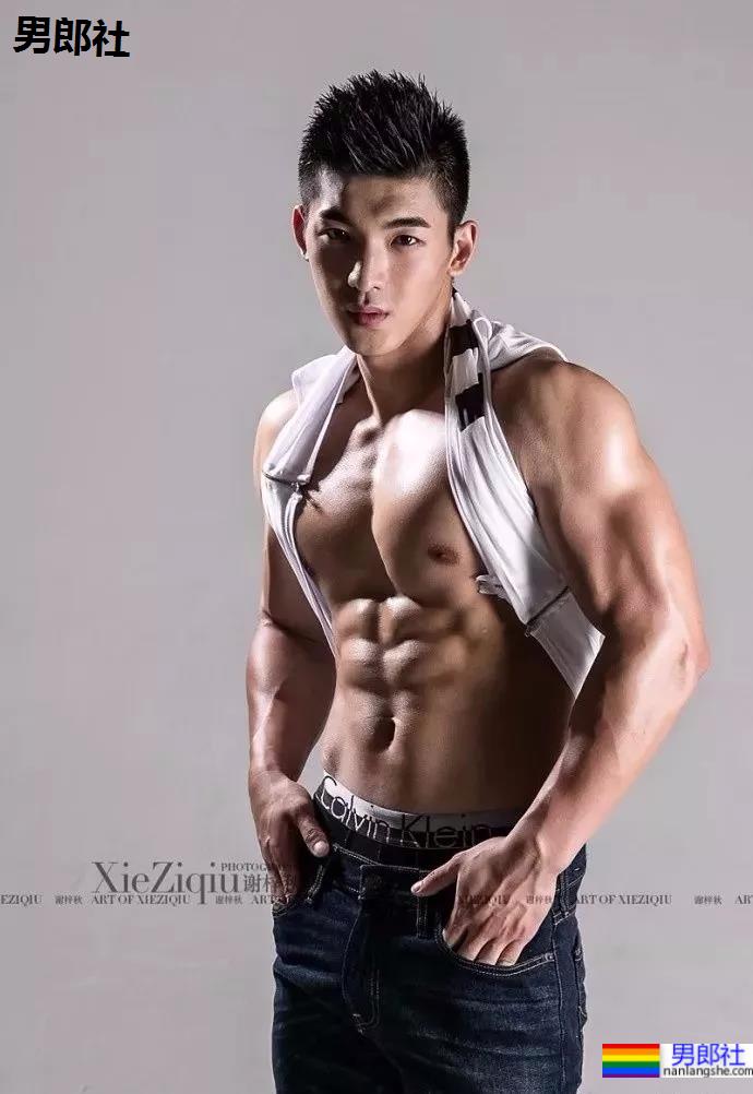 被谢梓秋拍过的北体校草最新荷尔蒙大片，190CM长腿腹肌体育生，馋了！ - 51虹马