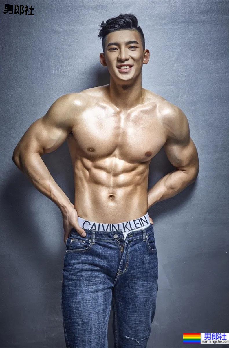 被谢梓秋拍过的北体校草最新荷尔蒙大片，190CM长腿腹肌体育生，馋了！ - 51虹马