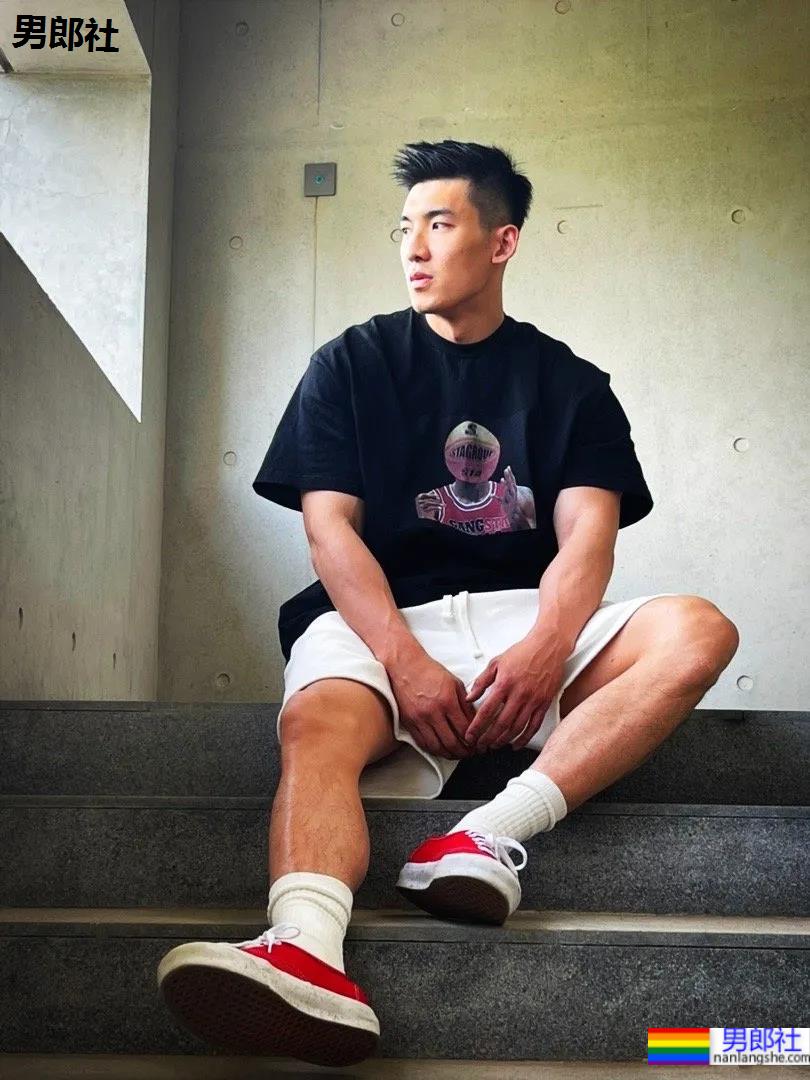 被谢梓秋拍过的北体校草最新荷尔蒙大片，190CM长腿腹肌体育生，馋了！ - 51虹马