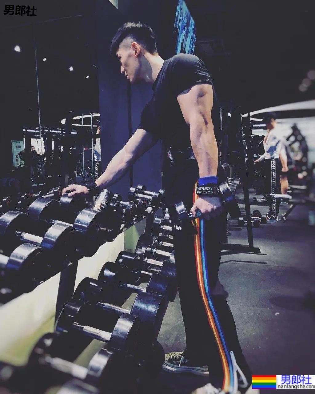 被谢梓秋拍过的北体校草最新荷尔蒙大片，190CM长腿腹肌体育生，馋了！ - 51虹马