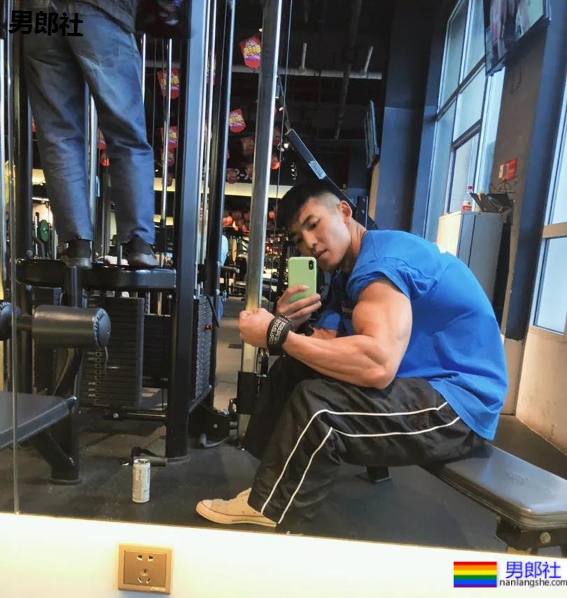 被谢梓秋拍过的北体校草最新荷尔蒙大片，190CM长腿腹肌体育生，馋了！ - 51虹马