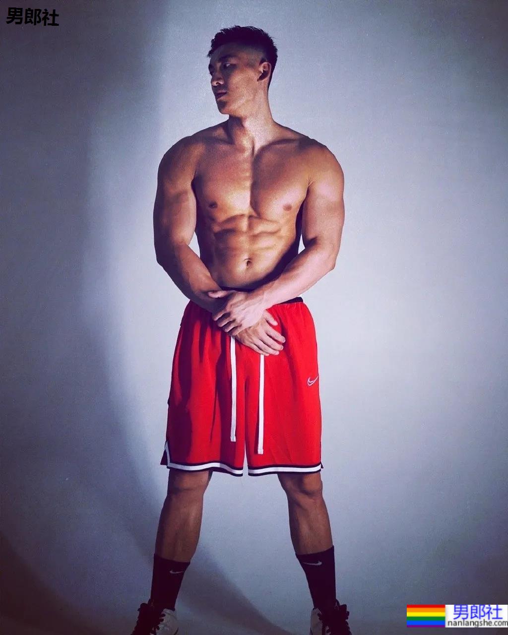 被谢梓秋拍过的北体校草最新荷尔蒙大片，190CM长腿腹肌体育生，馋了！ - 51虹马