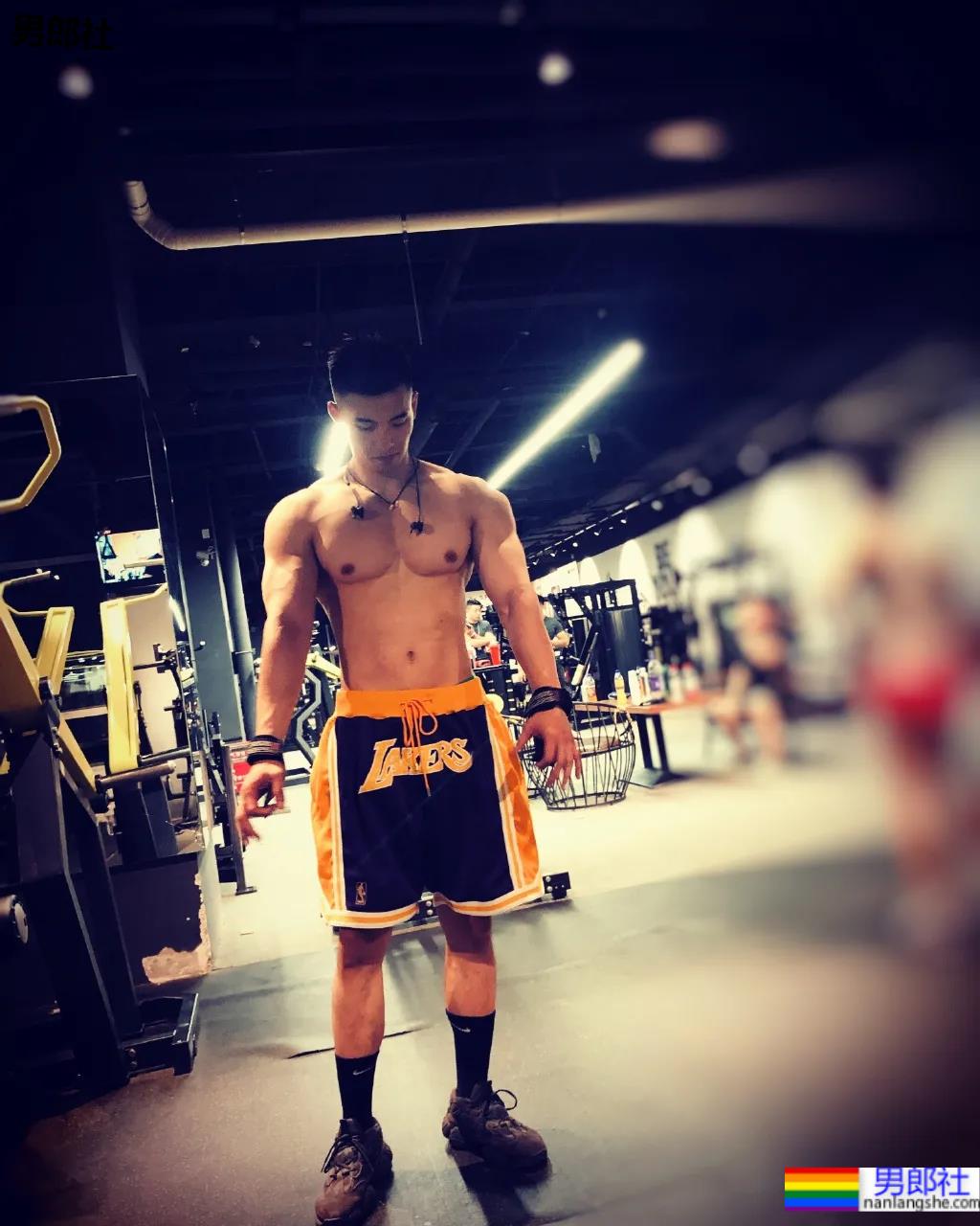 被谢梓秋拍过的北体校草最新荷尔蒙大片，190CM长腿腹肌体育生，馋了！ - 51虹马