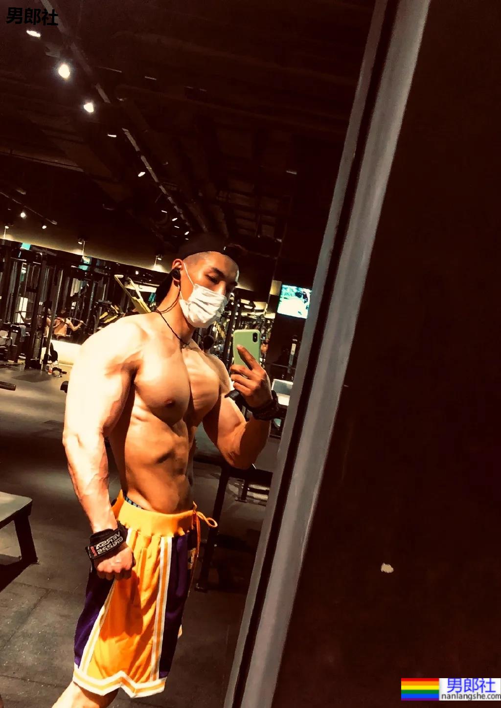 被谢梓秋拍过的北体校草最新荷尔蒙大片，190CM长腿腹肌体育生，馋了！ - 51虹马