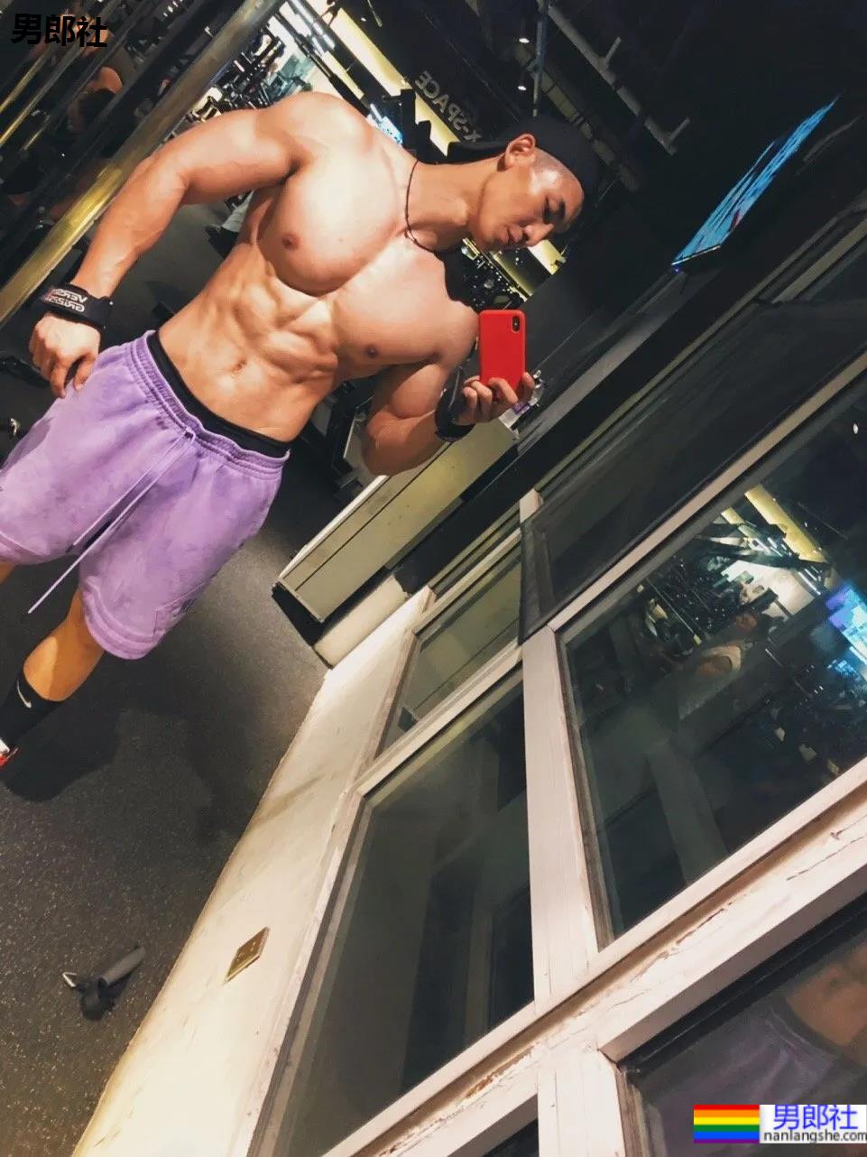 被谢梓秋拍过的北体校草最新荷尔蒙大片，190CM长腿腹肌体育生，馋了！ - 51虹马