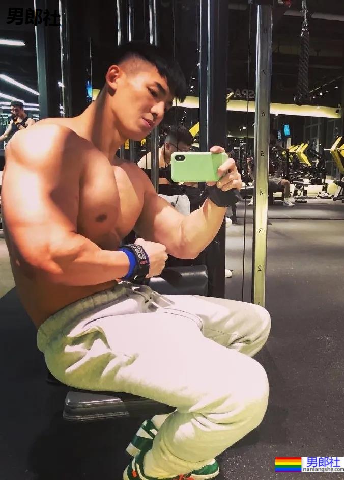 被谢梓秋拍过的北体校草最新荷尔蒙大片，190CM长腿腹肌体育生，馋了！ - 51虹马