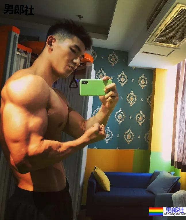 被谢梓秋拍过的北体校草最新荷尔蒙大片，190CM长腿腹肌体育生，馋了！ - 51虹马