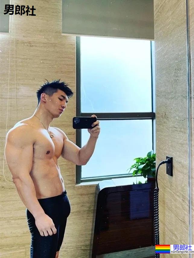 被谢梓秋拍过的北体校草最新荷尔蒙大片，190CM长腿腹肌体育生，馋了！ - 51虹马