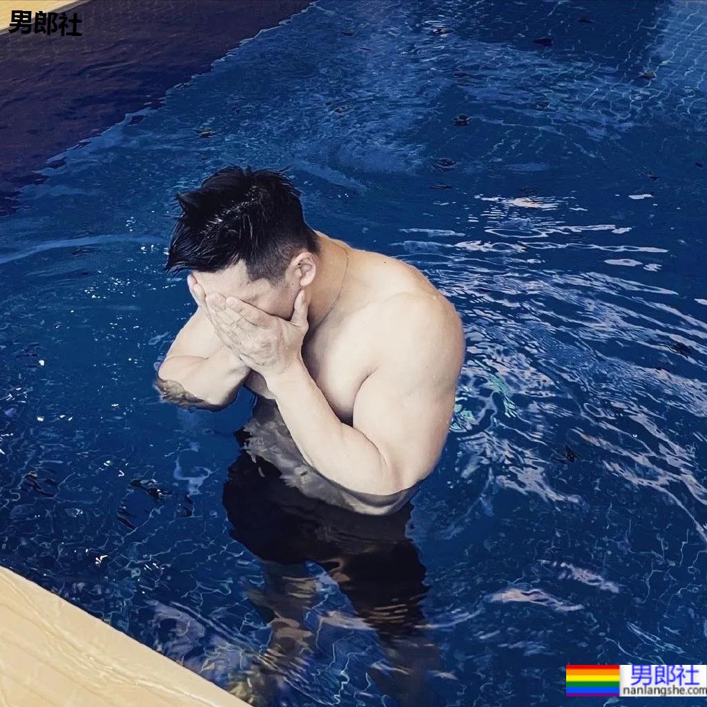 被谢梓秋拍过的北体校草最新荷尔蒙大片，190CM长腿腹肌体育生，馋了！ - 51虹马