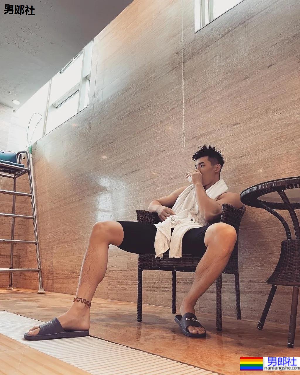 被谢梓秋拍过的北体校草最新荷尔蒙大片，190CM长腿腹肌体育生，馋了！ - 51虹马