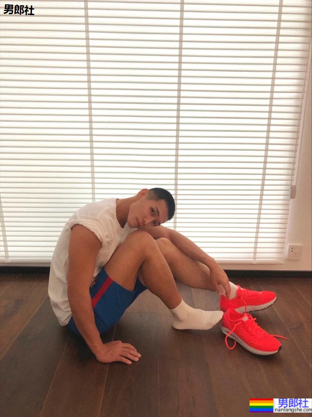 侧颜酷似王安宇的腹肌小狼狗，寸头球服体育生你喜欢的样子他都有！ - 51虹马