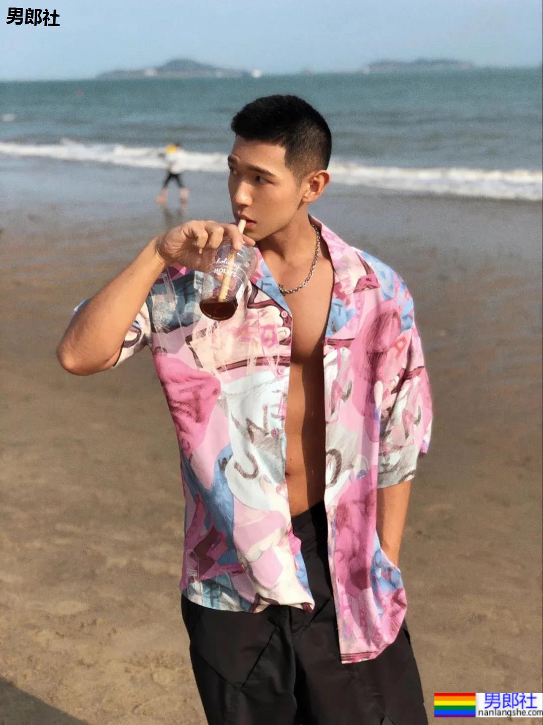 侧颜酷似王安宇的腹肌小狼狗，寸头球服体育生你喜欢的样子他都有！ - 51虹马