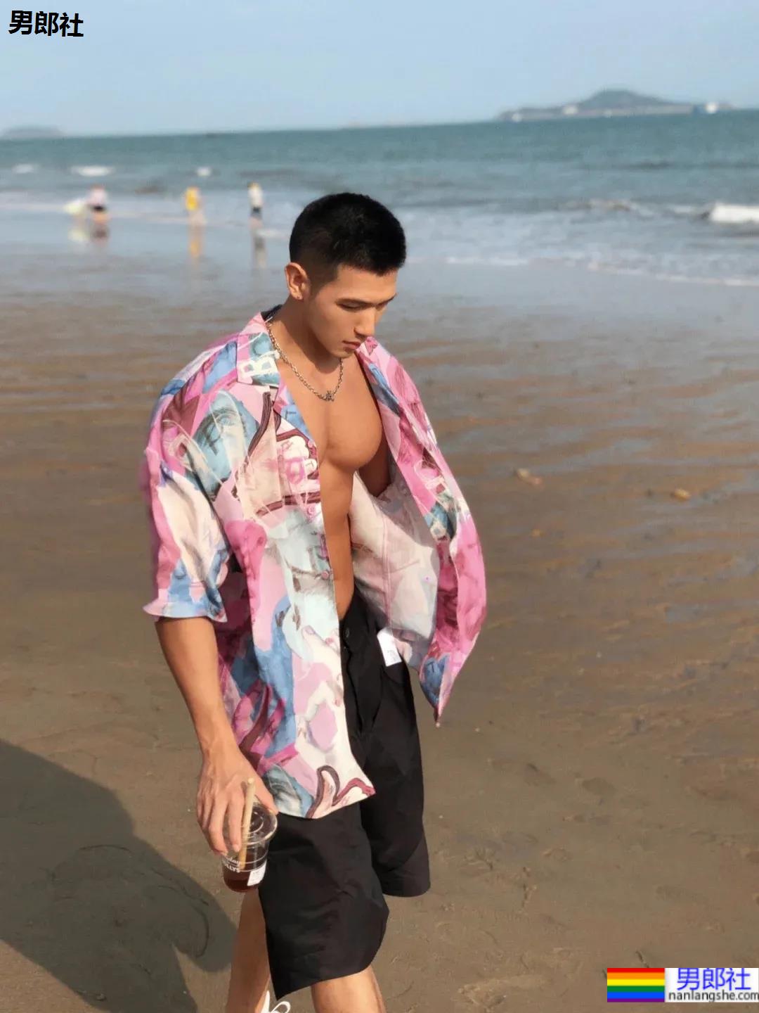 侧颜酷似王安宇的腹肌小狼狗，寸头球服体育生你喜欢的样子他都有！ - 51虹马