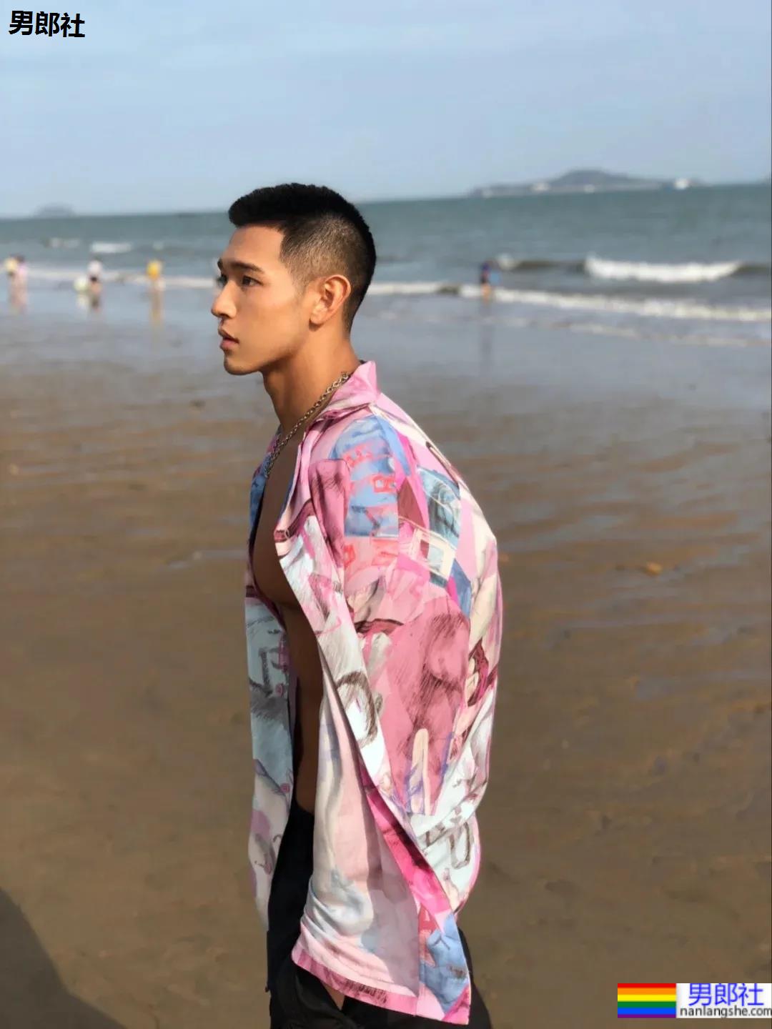 侧颜酷似王安宇的腹肌小狼狗，寸头球服体育生你喜欢的样子他都有！ - 51虹马