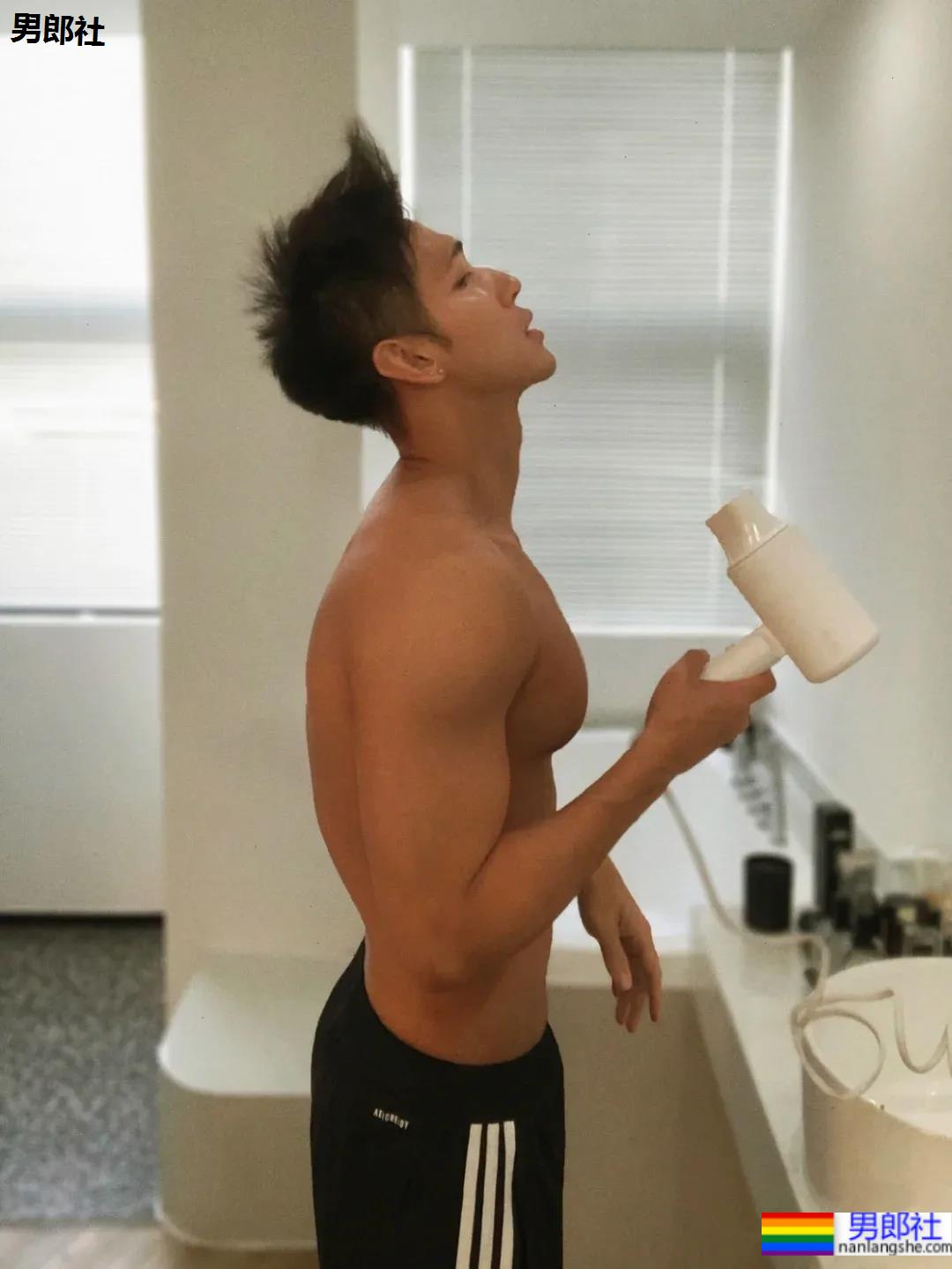 侧颜酷似王安宇的腹肌小狼狗，寸头球服体育生你喜欢的样子他都有！ - 51虹马