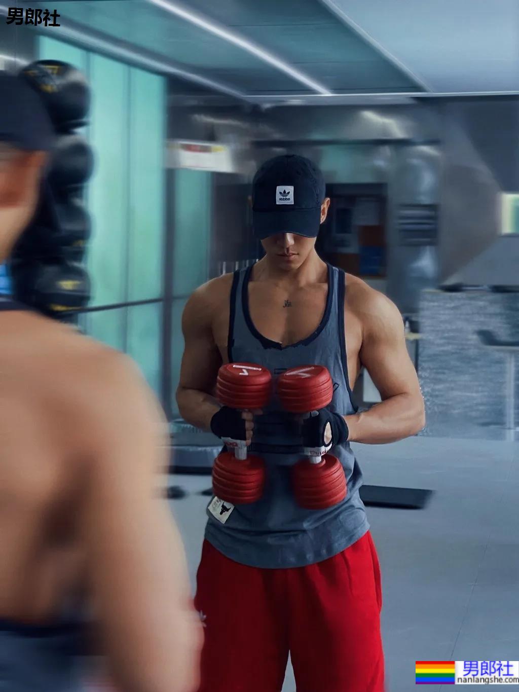 侧颜酷似王安宇的腹肌小狼狗，寸头球服体育生你喜欢的样子他都有！ - 51虹马