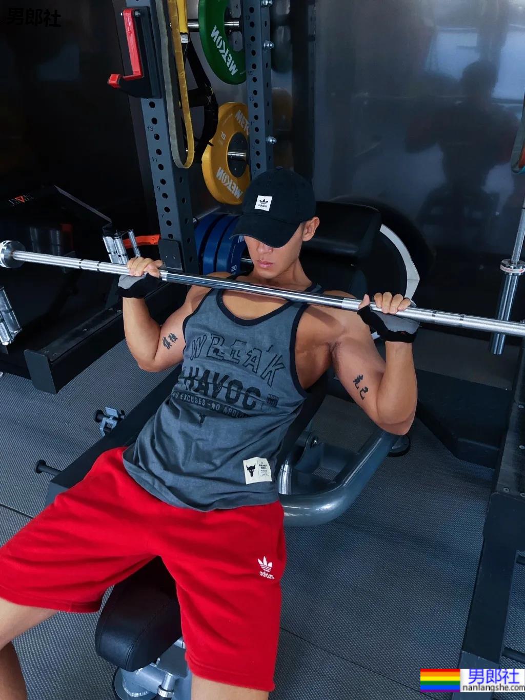 侧颜酷似王安宇的腹肌小狼狗，寸头球服体育生你喜欢的样子他都有！ - 51虹马