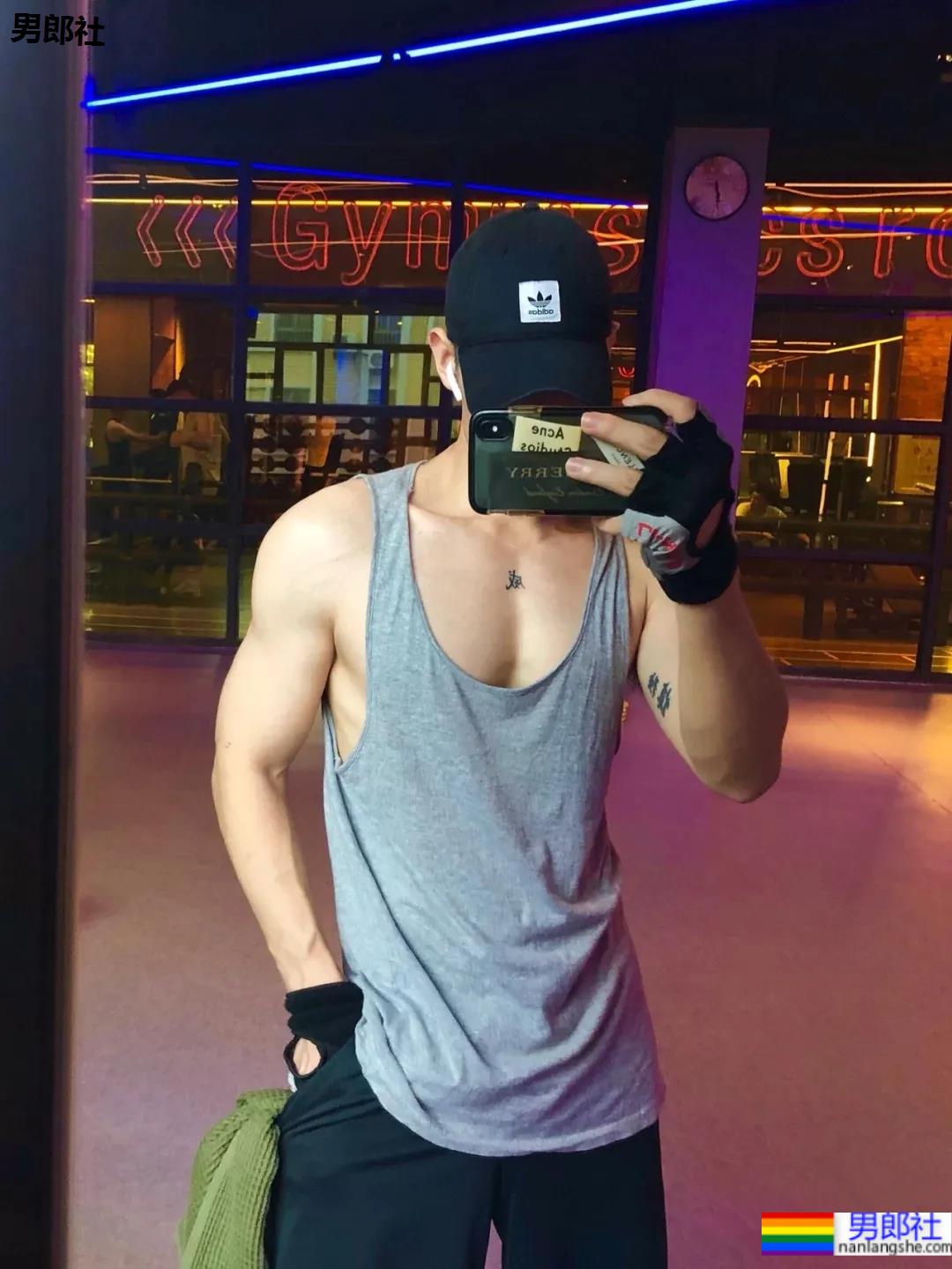 侧颜酷似王安宇的腹肌小狼狗，寸头球服体育生你喜欢的样子他都有！ - 51虹马