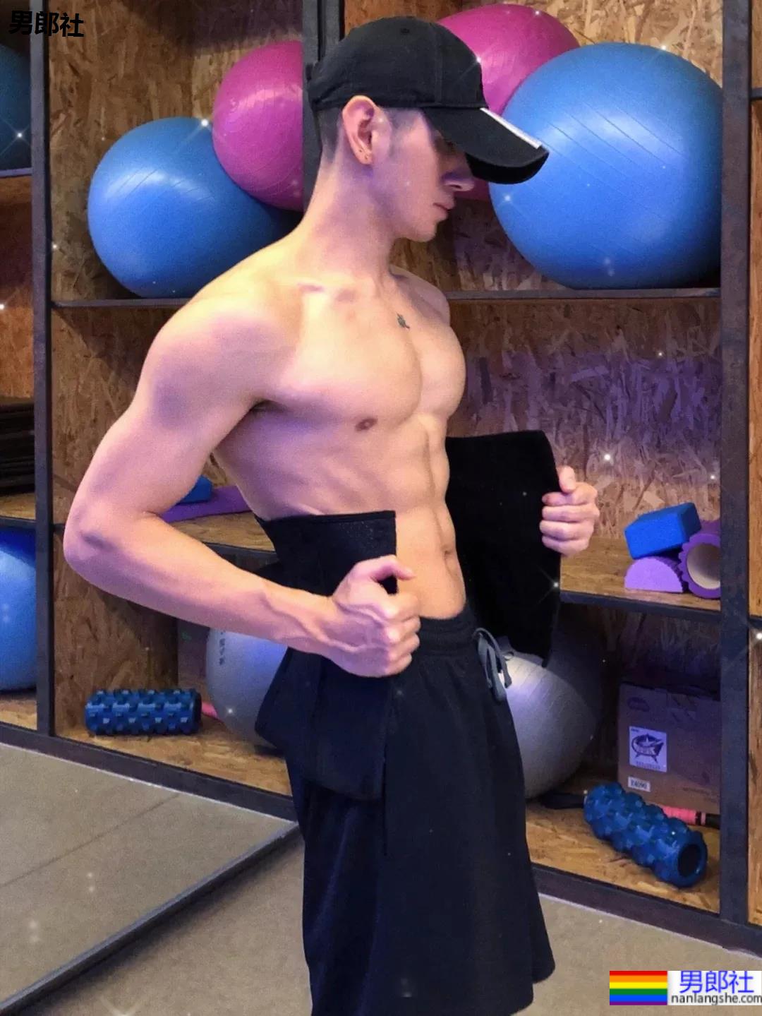 侧颜酷似王安宇的腹肌小狼狗，寸头球服体育生你喜欢的样子他都有！ - 51虹马