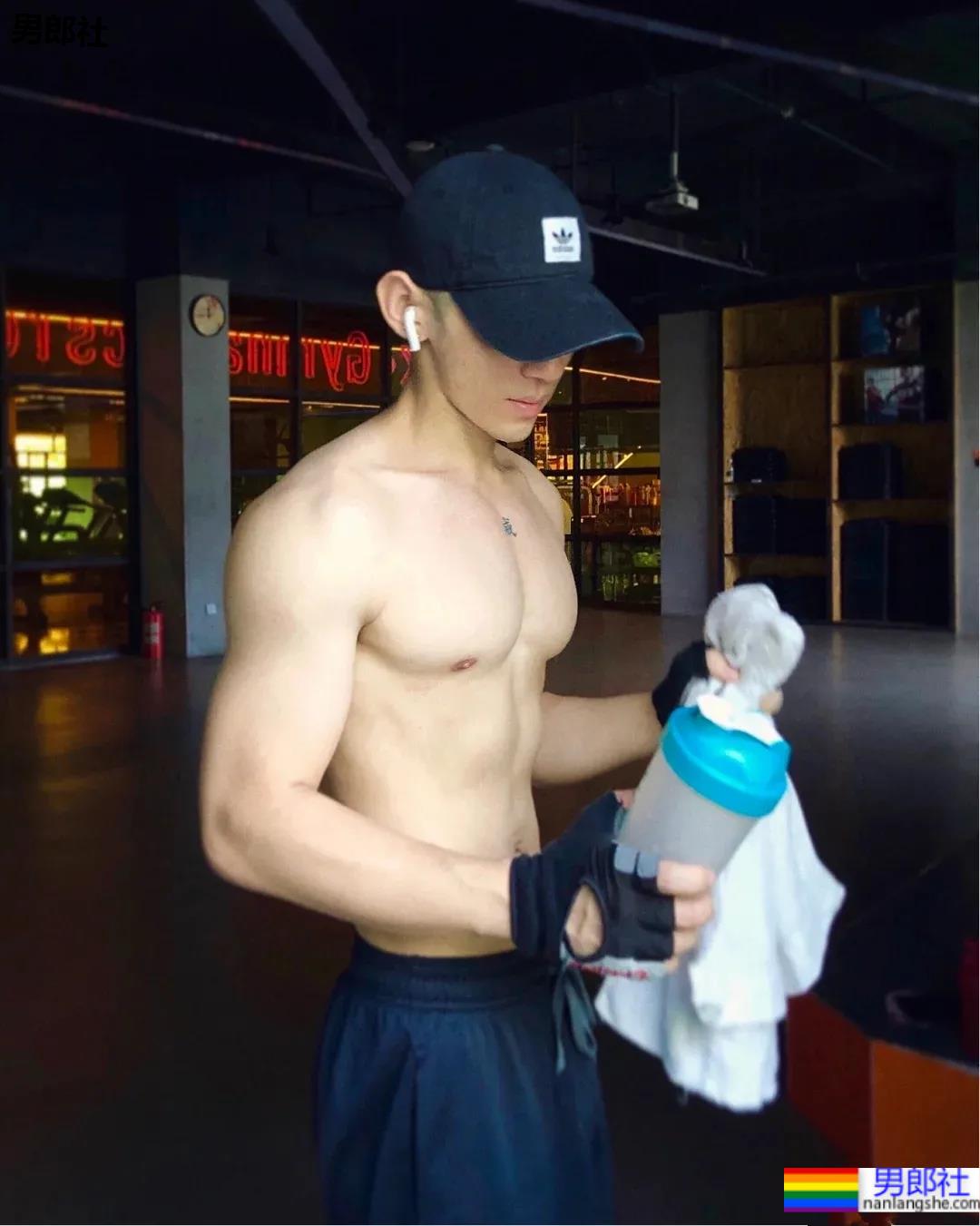 侧颜酷似王安宇的腹肌小狼狗，寸头球服体育生你喜欢的样子他都有！ - 51虹马