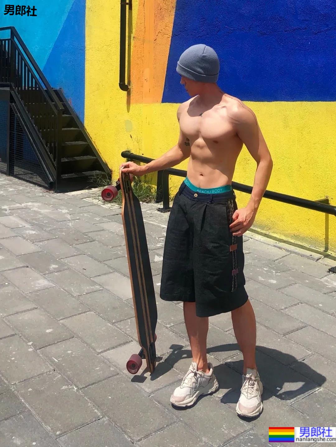 侧颜酷似王安宇的腹肌小狼狗，寸头球服体育生你喜欢的样子他都有！ - 51虹马