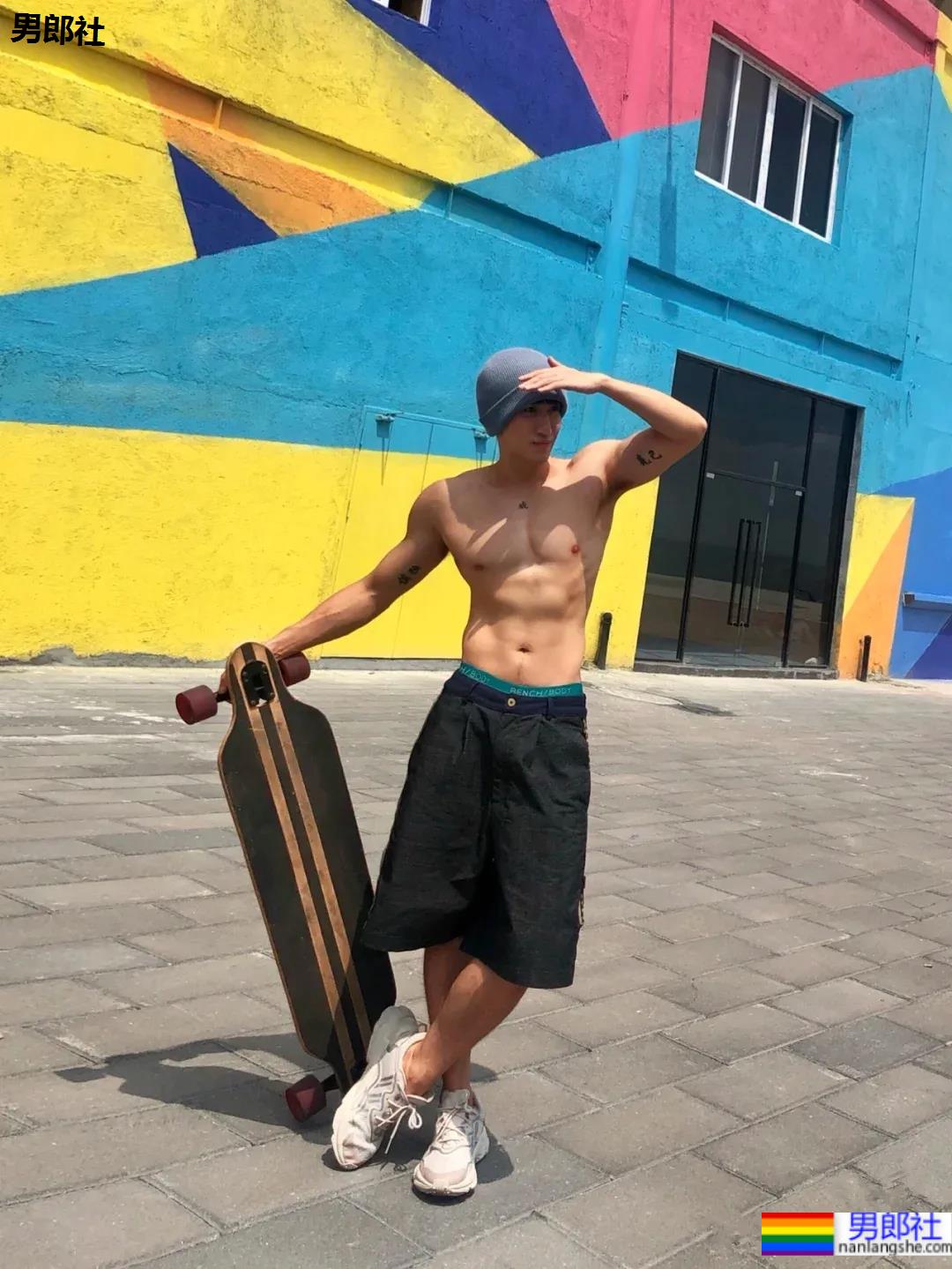 侧颜酷似王安宇的腹肌小狼狗，寸头球服体育生你喜欢的样子他都有！ - 51虹马