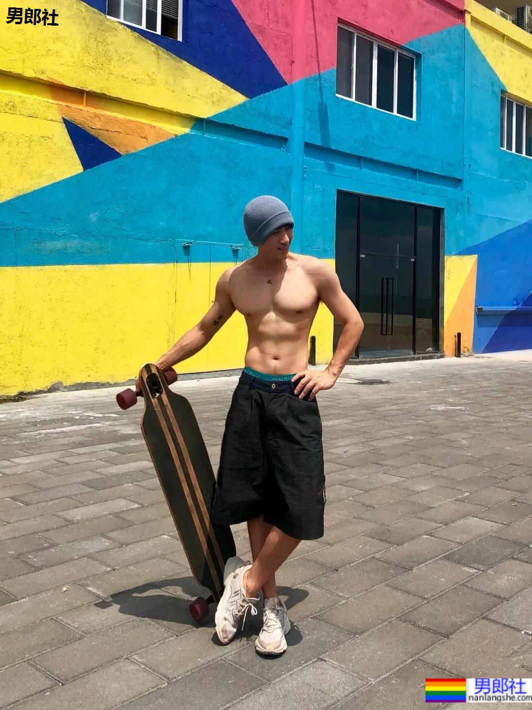 侧颜酷似王安宇的腹肌小狼狗，寸头球服体育生你喜欢的样子他都有！ - 51虹马