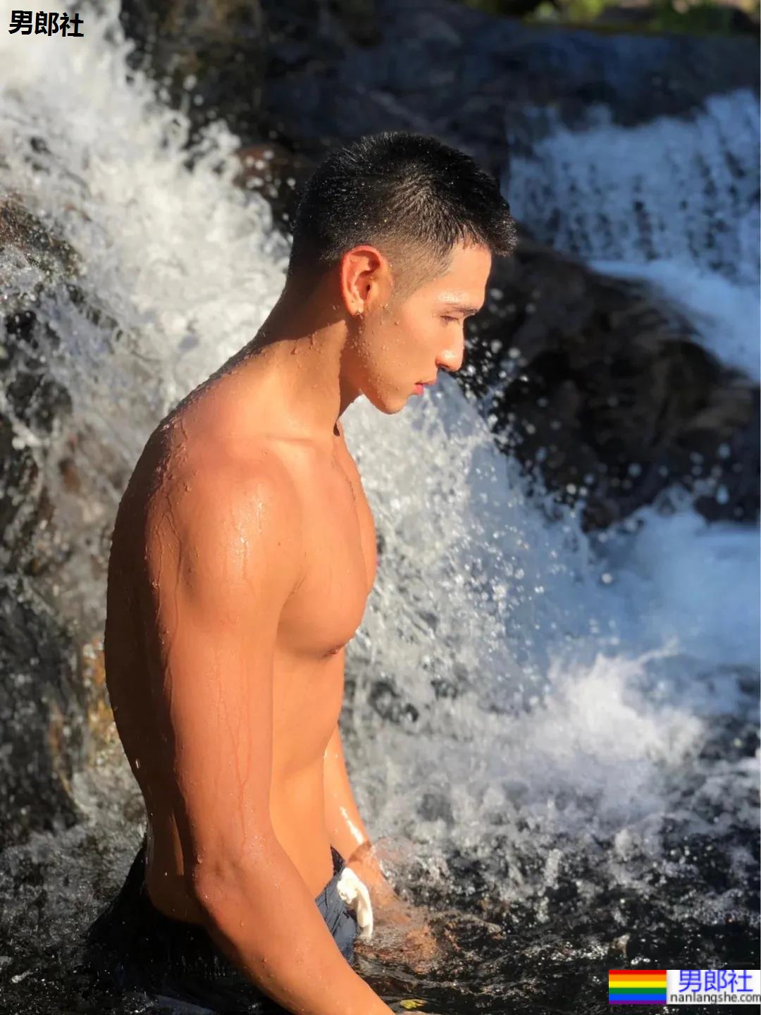 侧颜酷似王安宇的腹肌小狼狗，寸头球服体育生你喜欢的样子他都有！ - 51虹马