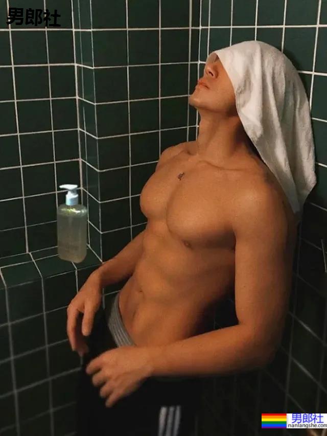 侧颜酷似王安宇的腹肌小狼狗，寸头球服体育生你喜欢的样子他都有！ - 51虹马