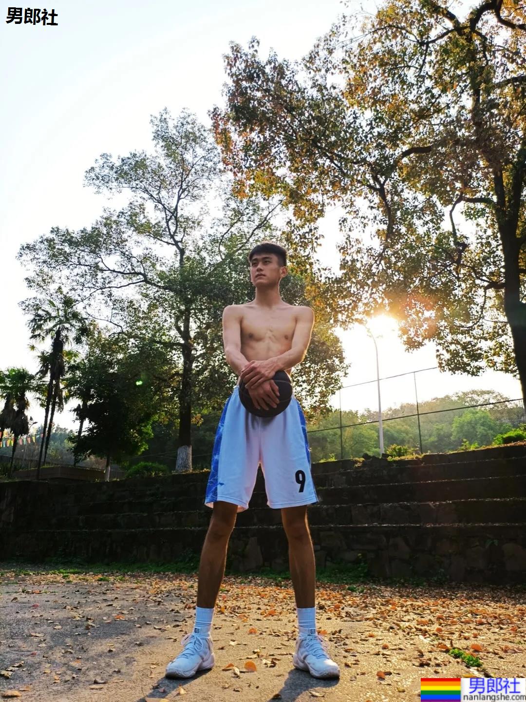 17岁196CM体育生学弟，最好的年纪最好的样子！ - 51虹马