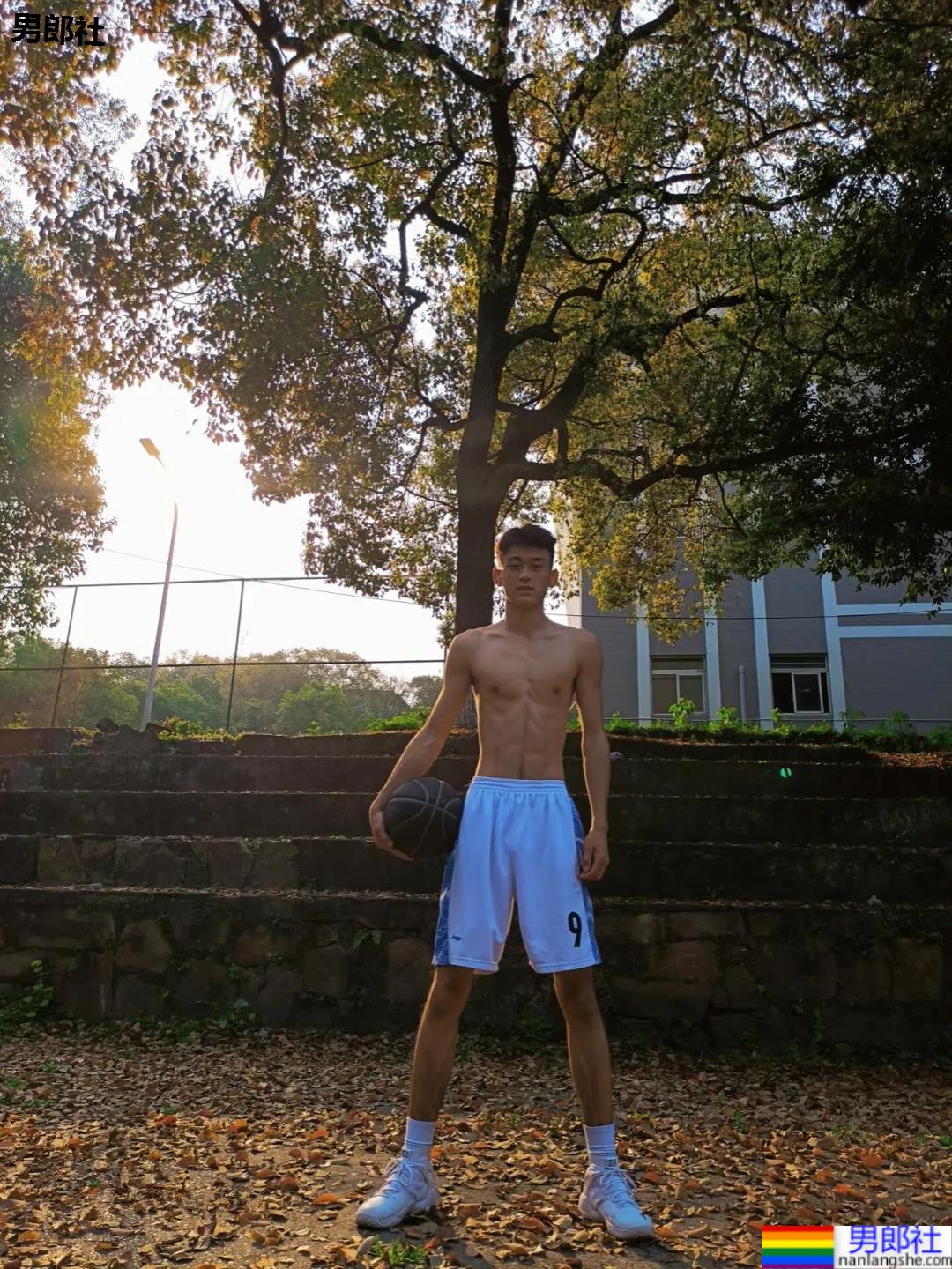 17岁196CM体育生学弟，最好的年纪最好的样子！ - 51虹马