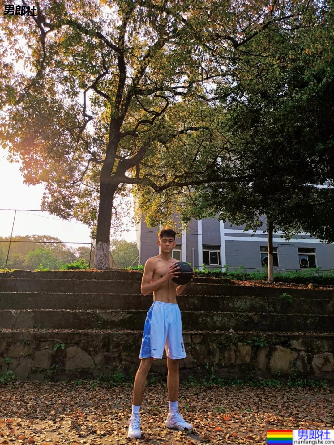 17岁196CM体育生学弟，最好的年纪最好的样子！ - 51虹马