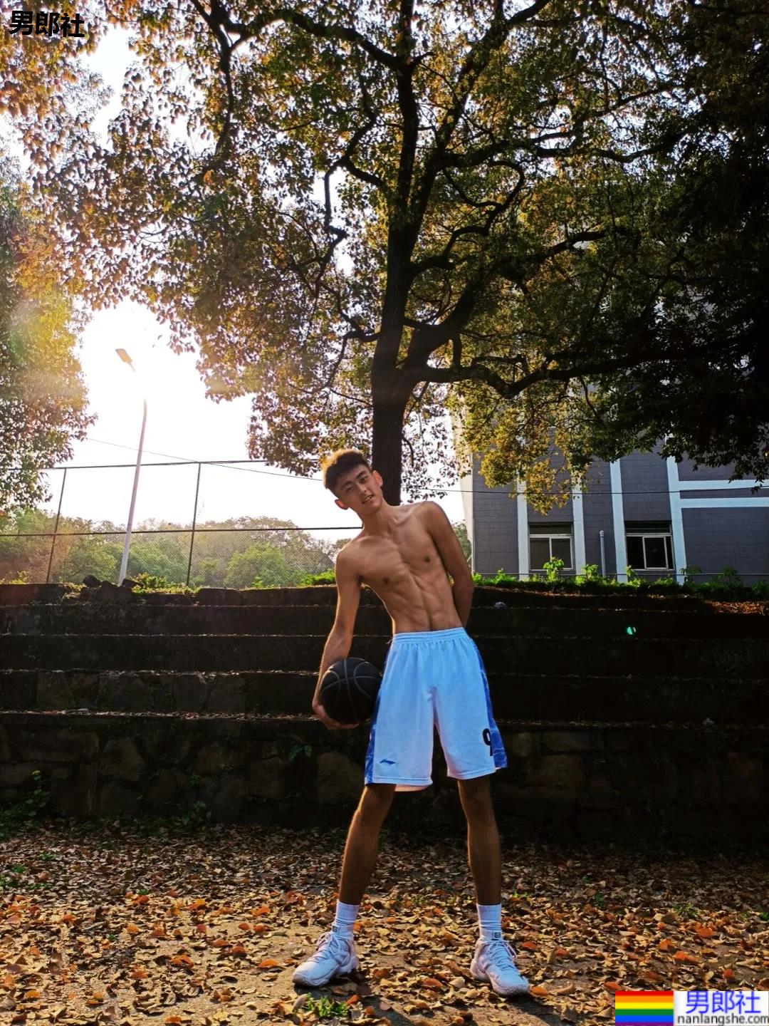 17岁196CM体育生学弟，最好的年纪最好的样子！ - 51虹马