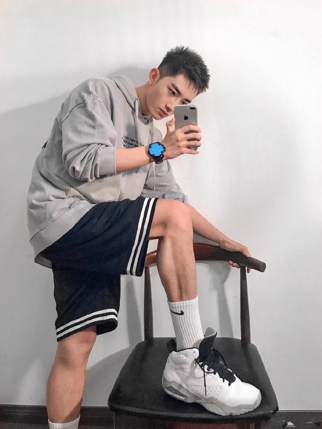 湖北球服小狼狗自拍照火了，男生就该这样穿搭！ - 51虹马