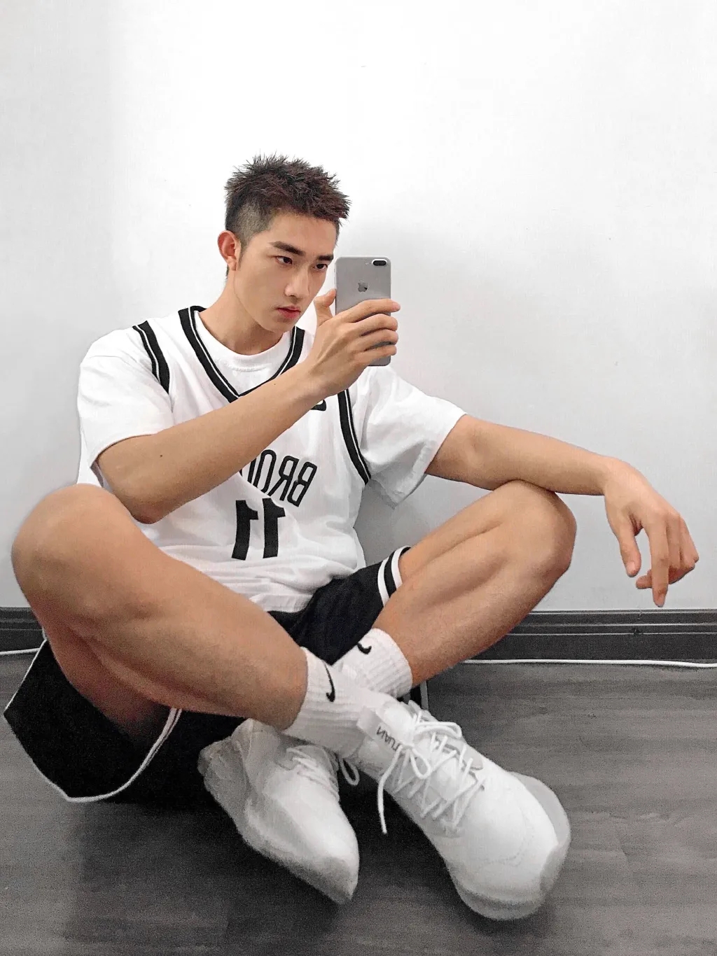 湖北球服小狼狗自拍照火了，男生就该这样穿搭！ - 51虹马