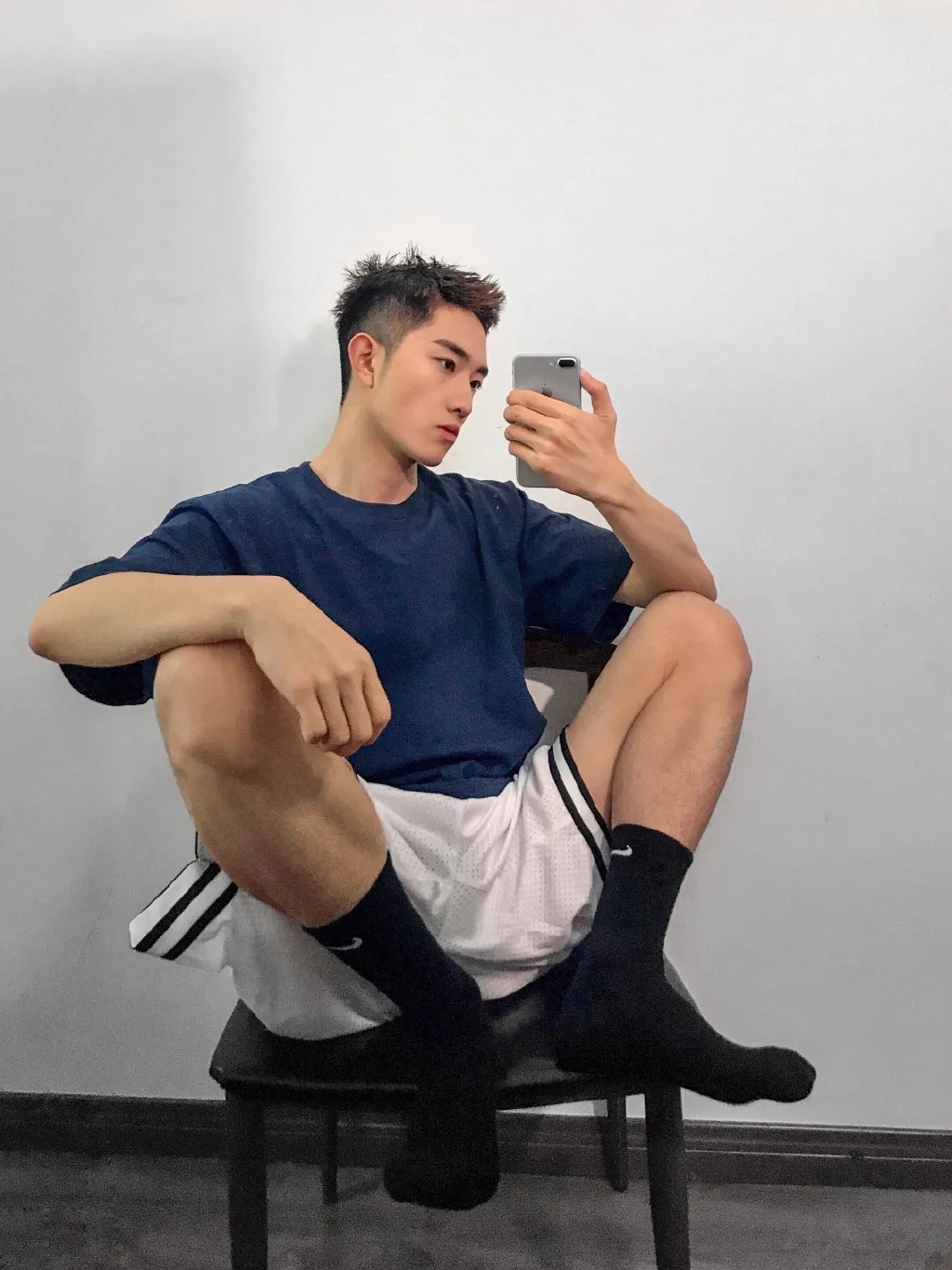 湖北球服小狼狗自拍照火了，男生就该这样穿搭！ - 51虹马