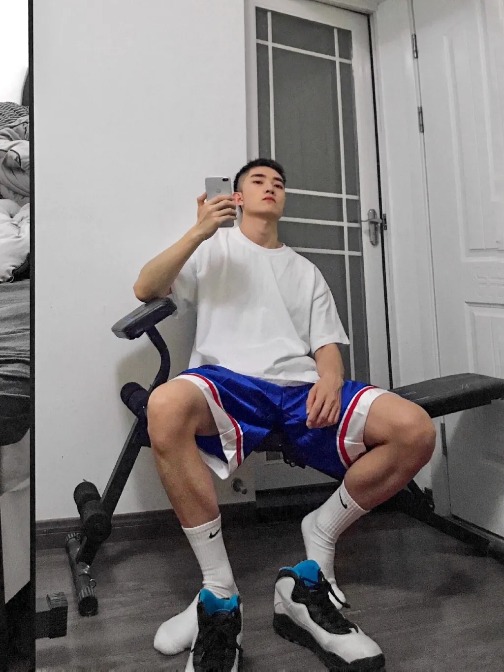 湖北球服小狼狗自拍照火了，男生就该这样穿搭！ - 51虹马