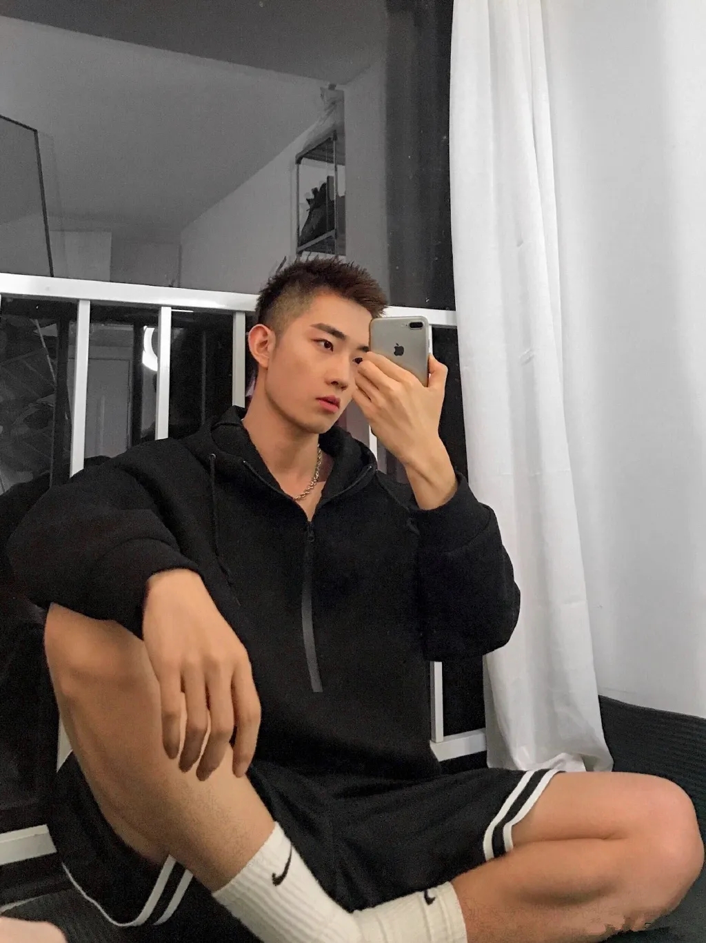 湖北球服小狼狗自拍照火了，男生就该这样穿搭！ - 51虹马