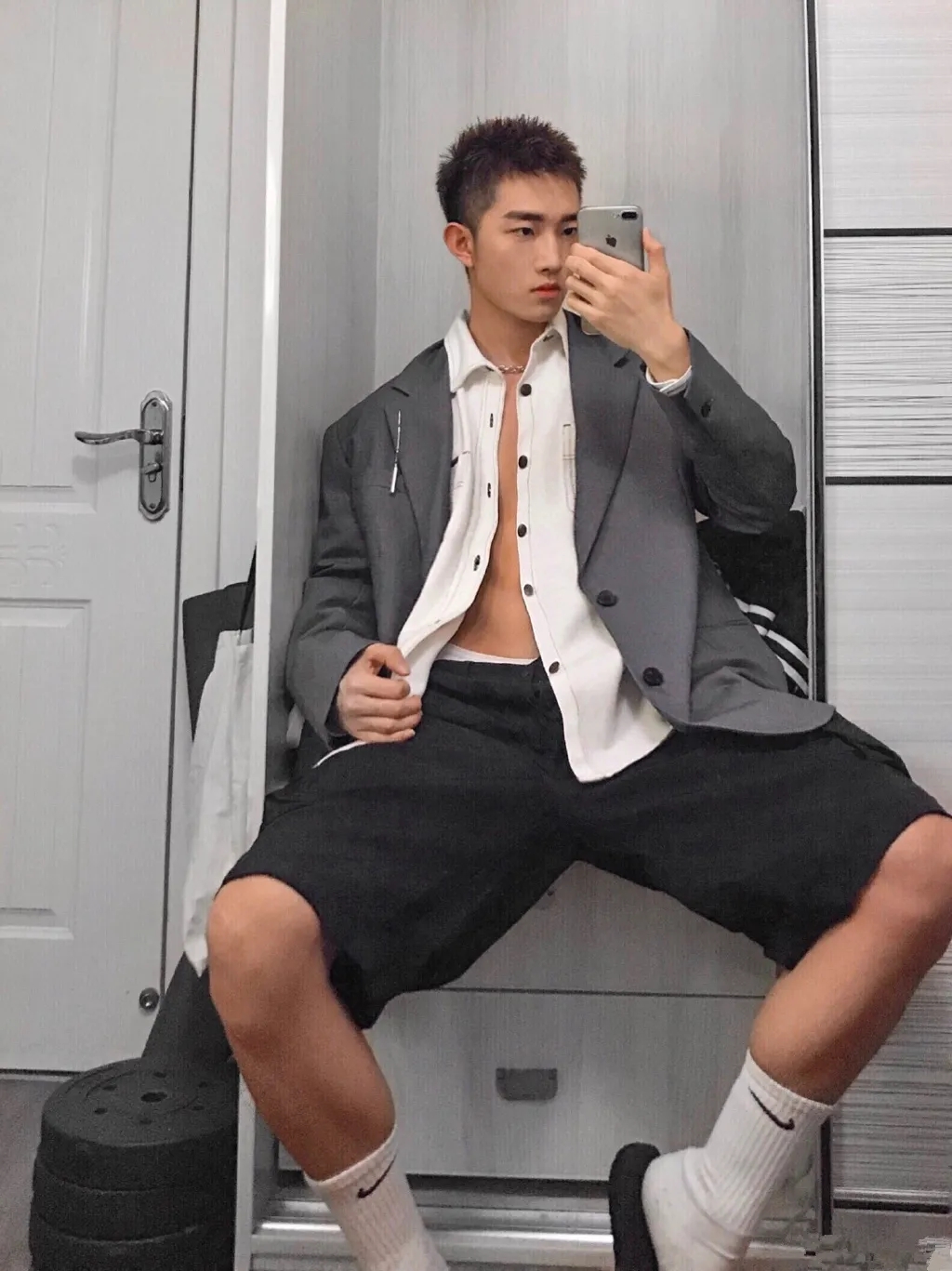 湖北球服小狼狗自拍照火了，男生就该这样穿搭！ - 51虹马