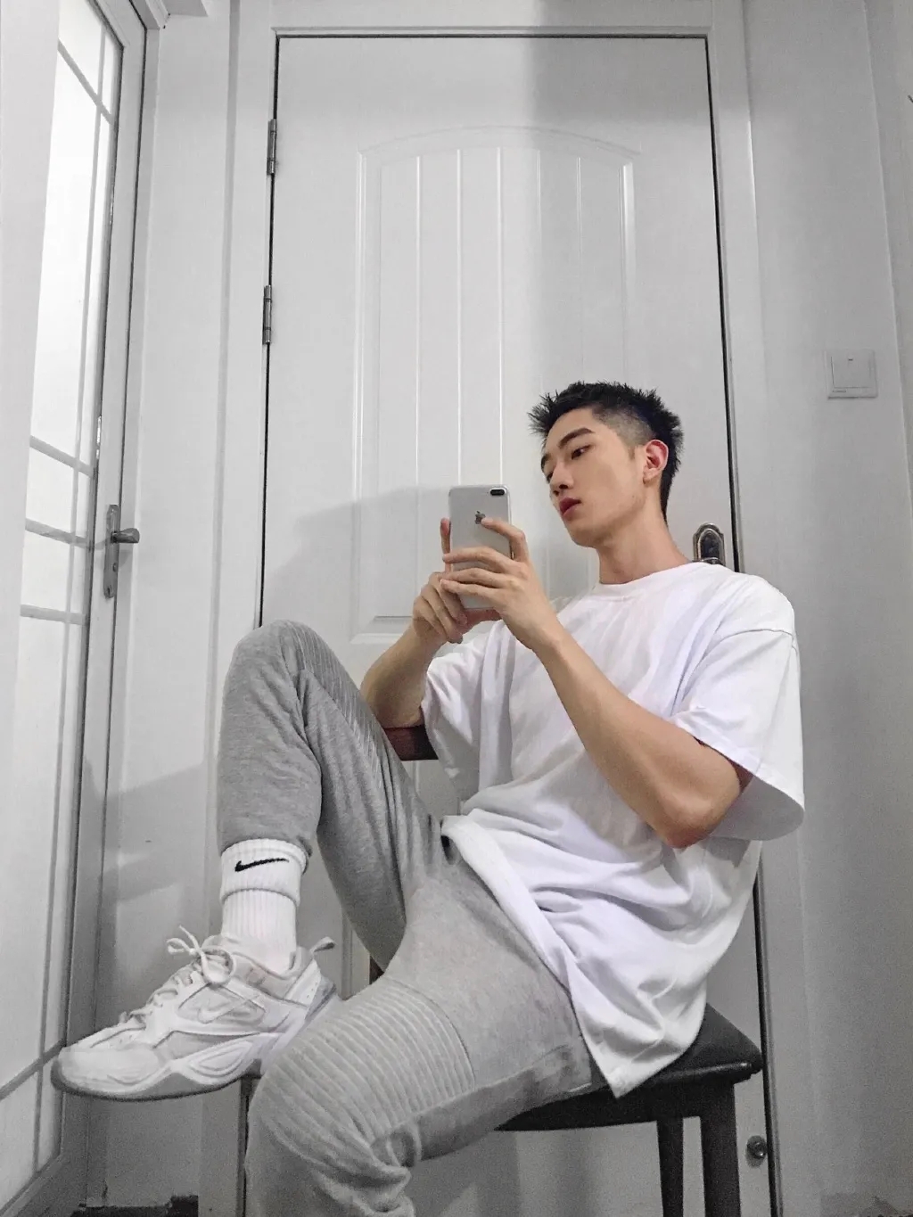 湖北球服小狼狗自拍照火了，男生就该这样穿搭！ - 51虹马