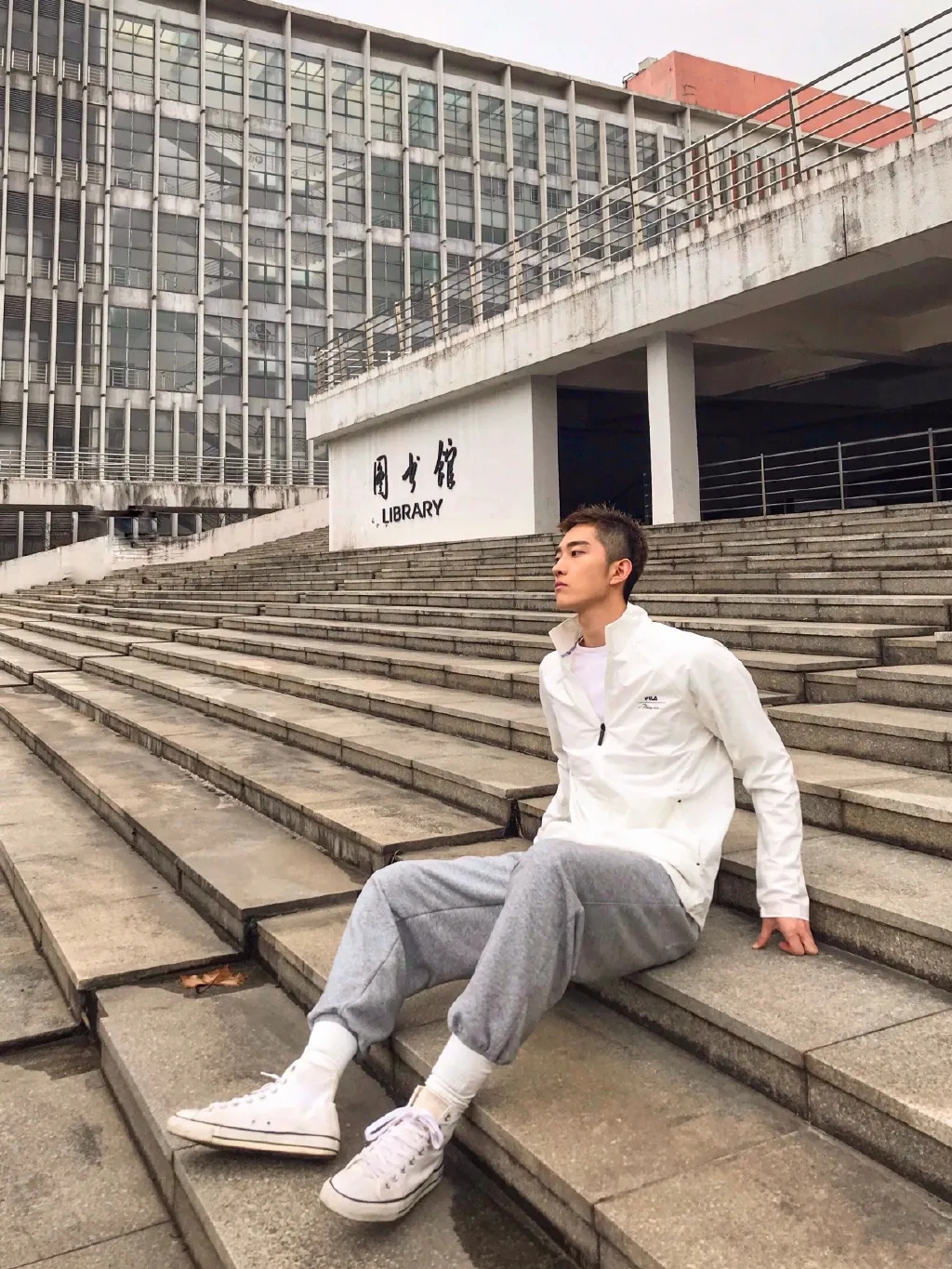 湖北球服小狼狗自拍照火了，男生就该这样穿搭！ - 51虹马