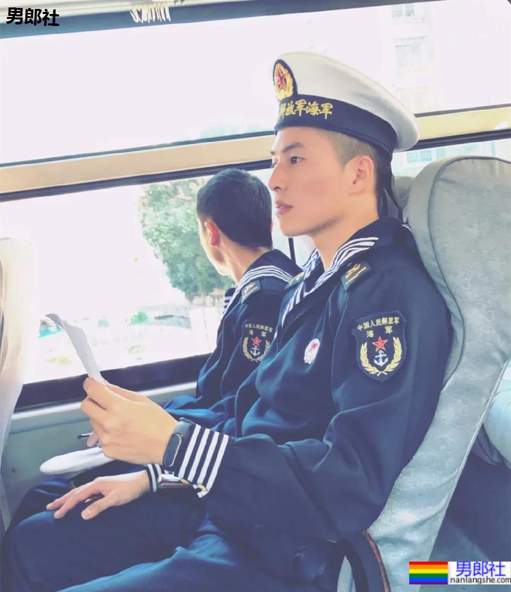 与林丹合照的海军帅小伙被扒到了，退役后小胸肌越练越大了 - 51虹马