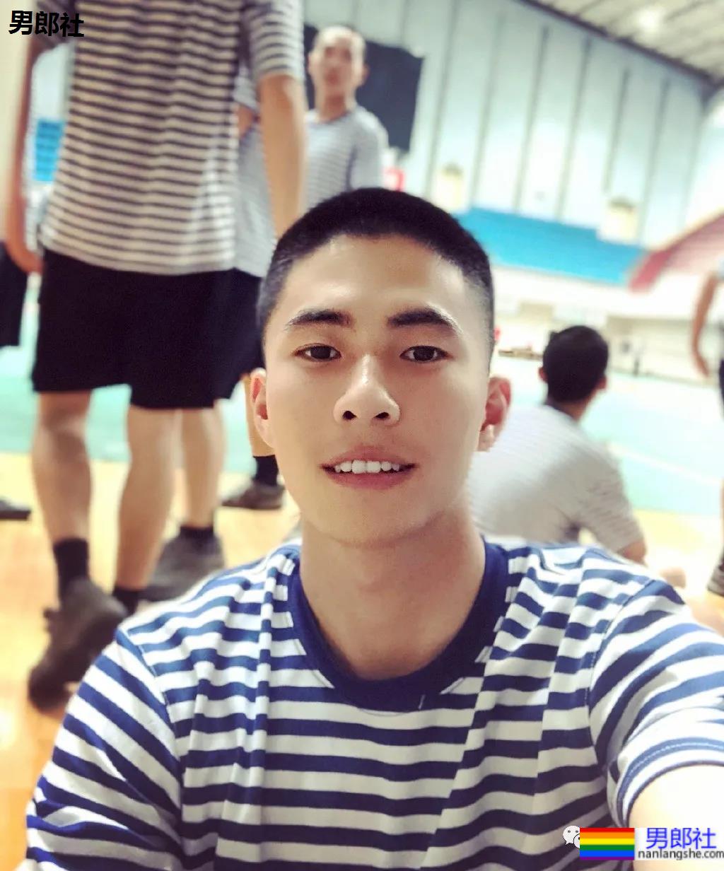 与林丹合照的海军帅小伙被扒到了，退役后小胸肌越练越大了 - 51虹马