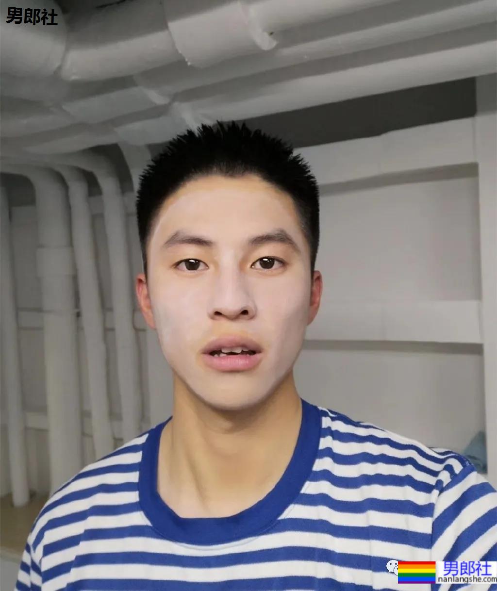 与林丹合照的海军帅小伙被扒到了，退役后小胸肌越练越大了 - 51虹马