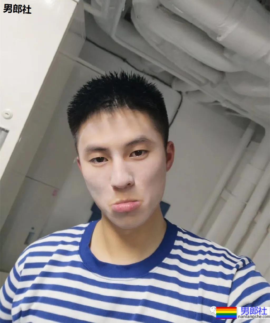 与林丹合照的海军帅小伙被扒到了，退役后小胸肌越练越大了 - 51虹马